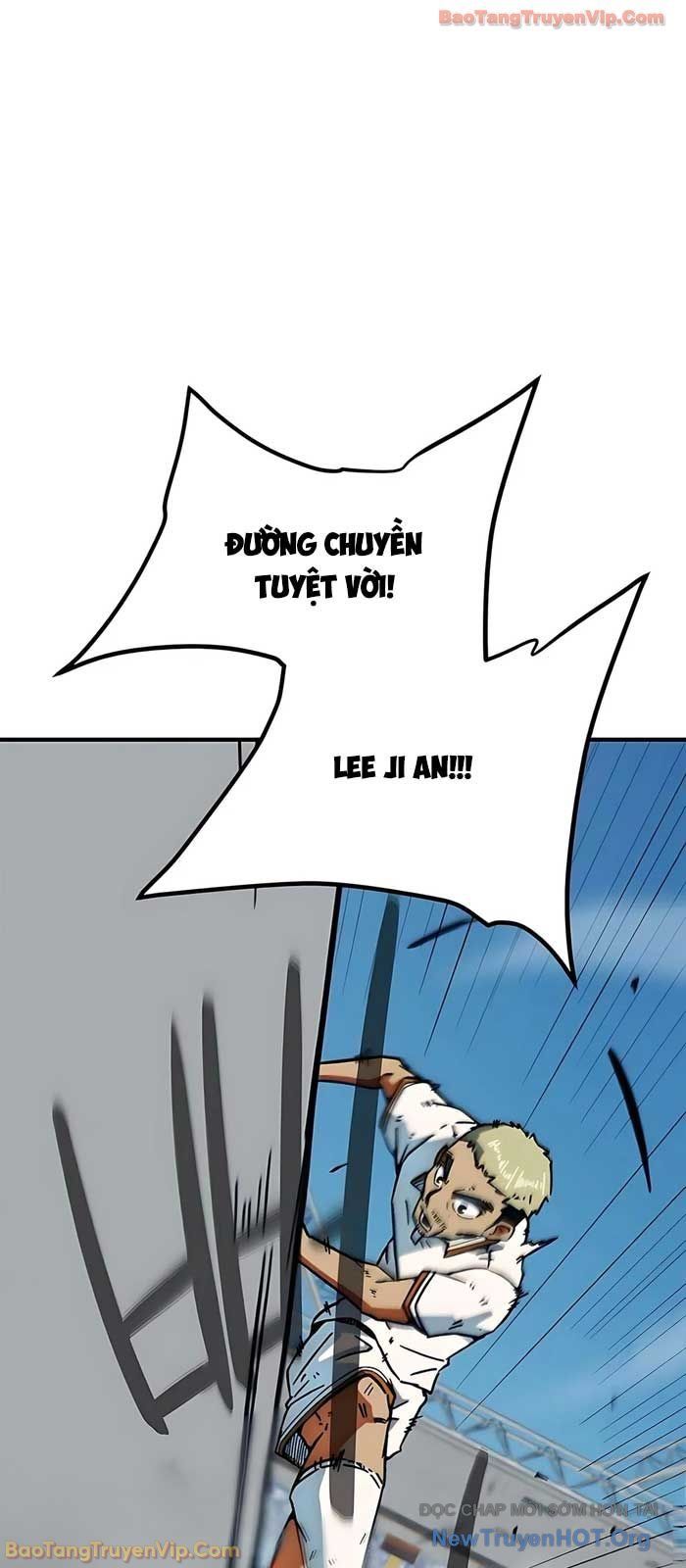 Tôi Bị Hiểu Lầm Là Siêu Sao Trên Sân Cỏ - Chapter 35 - Page 62